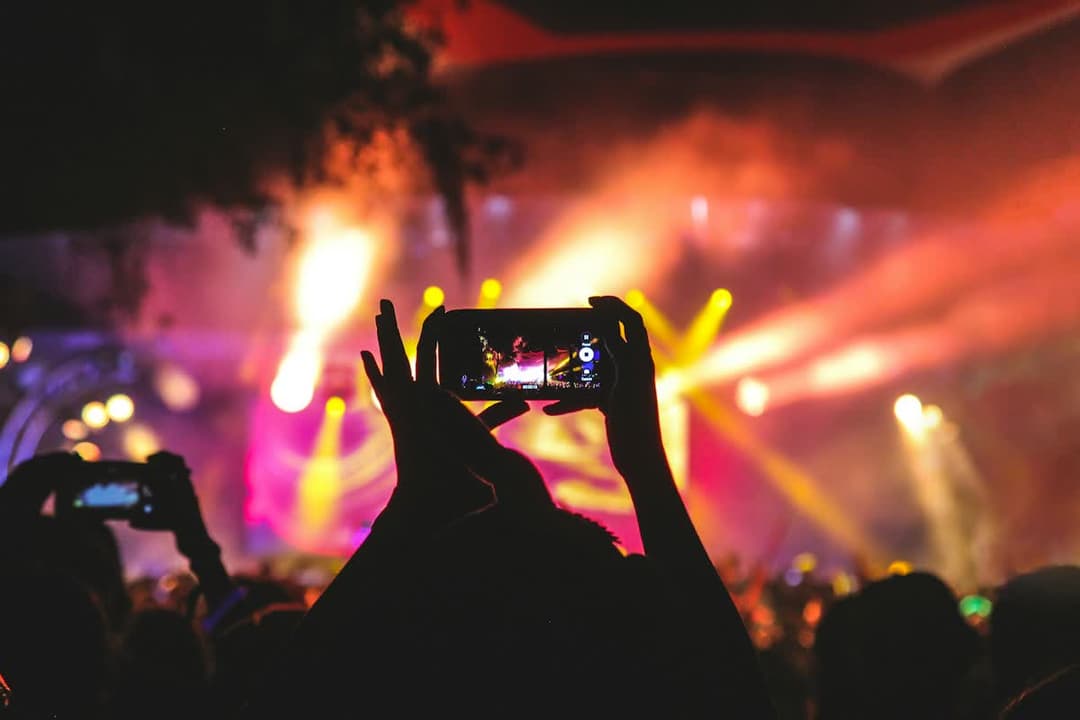 Konserde telefonla çekim yapan katılımcı